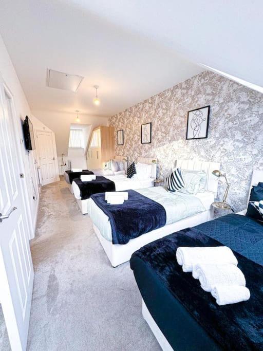 Contractors, Families, Tourists & Groups Welcome Sleeps Upto 9, Garden, Pet Allowed, Parking Included! เบอร์มิงแฮม ภายนอก รูปภาพ