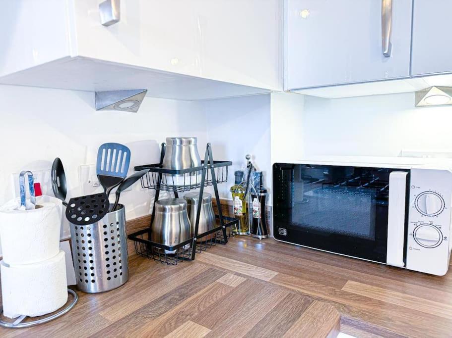 Contractors, Families, Tourists & Groups Welcome Sleeps Upto 9, Garden, Pet Allowed, Parking Included! เบอร์มิงแฮม ภายนอก รูปภาพ