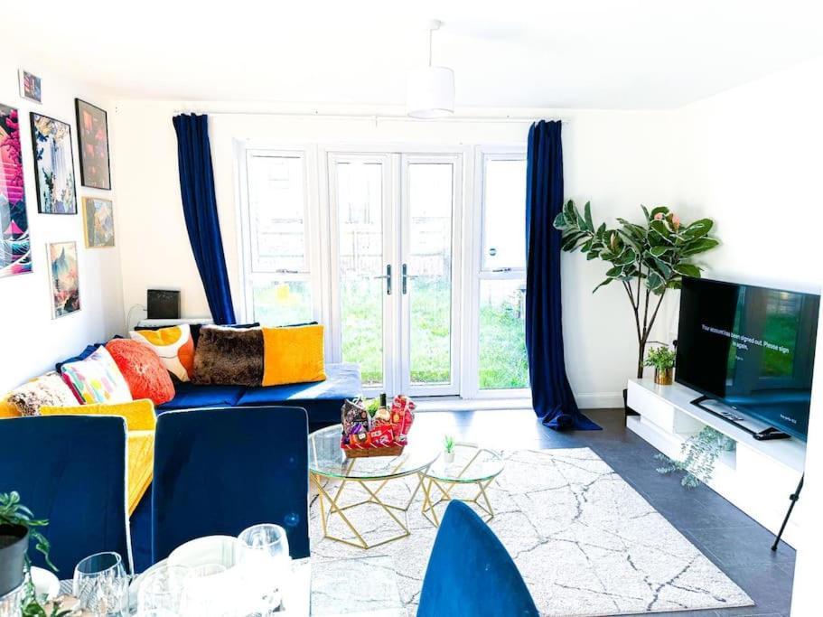 Contractors, Families, Tourists & Groups Welcome Sleeps Upto 9, Garden, Pet Allowed, Parking Included! เบอร์มิงแฮม ภายนอก รูปภาพ